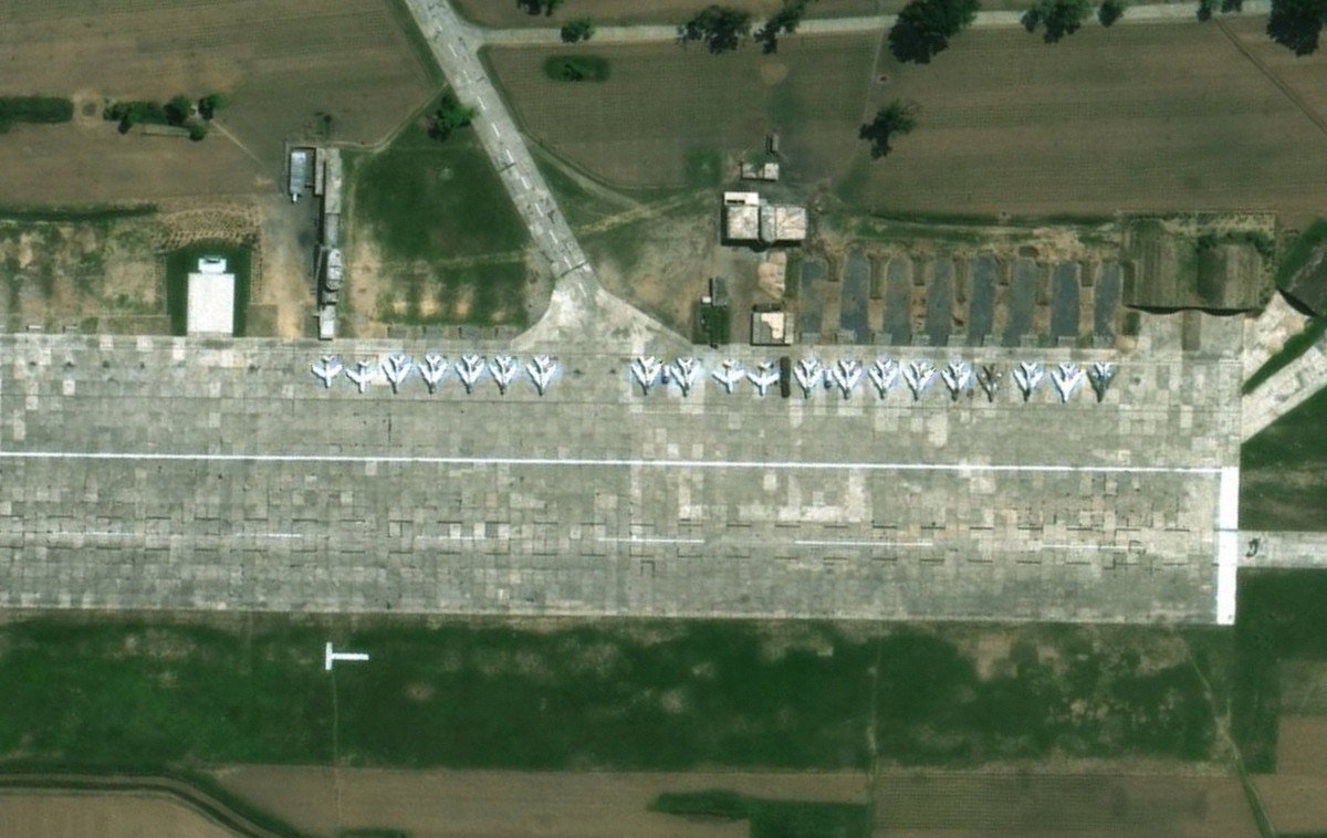 Đường băng tại Sunchon ước tính đã được kéo dài lên khoảng 2.800 mét, với một sân đỗ ở phía bắc đã được xây dựng. Tuy nhiên, đáng chú ý nhất là một đường lăn mới dường như dẫn thẳng từ sân đỗ phía bắc đến một cơ sở ngầm bên trong ngọn đồi liền kề với sân bay.