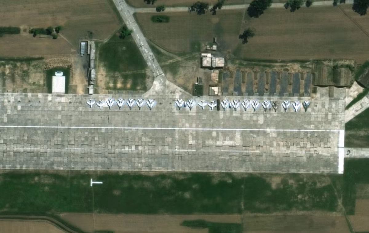 Đường băng tại Sunchon ước tính đã được kéo dài lên khoảng 2.800 mét, với một sân đỗ ở phía bắc đã được xây dựng. Tuy nhiên, đáng chú ý nhất là một đường lăn mới dường như dẫn thẳng từ sân đỗ phía bắc đến một cơ sở ngầm bên trong ngọn đồi liền kề với sân bay.