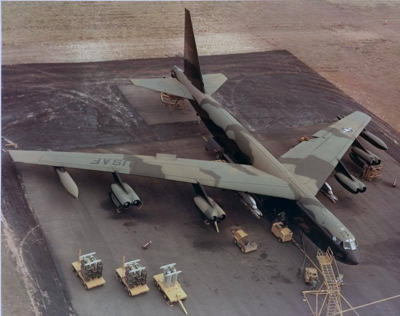 B-52 là máy bay ném bom chiến lược có khả năng gây nhiễu điện từ cực mạnh. Một tốp 3 chiếc B-52 có 45 thiết bị gây nhiễu, khiến radar của đối phương hoàn toàn vô dụng. Hộ tống B-52 là một đội hình máy bay tác chiến điện tử, làm tê liệt hệ thống radar của đối phương. Hầu hết các đài ra đa của Việt Nam khi đó đều bị nhiễu nặng, không phát hiện được mục tiêu.