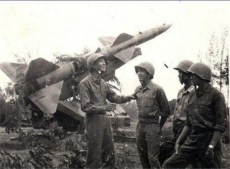 Tính linh hoạt này khiến nó rất khó bị phát hiện. Một mẹo nhỏ để quân đội Việt Nam giành lợi thế là các tay súng đã phóng tên lửa không điều khiển và bật radar điều khiển ở pha cuối, đủ thời gian để tên lửa khóa mục tiêu nhưng không đủ để máy bay Mỹ đánh chặn.