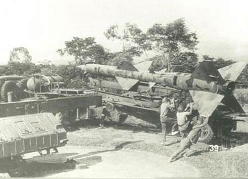 SAM-2 có khối lượng 2,3 tấn, dài 10,6m, đường kính 0,7m, mang đầu đạn Frag-HE nặng 200kg. S-75 sử dụng tên lửa hai giai đoạn, bao gồm phần đầu tăng cường nhiên liệu rắn và phần trên chứa nhiên liệu lỏng. Phạm vi hoạt động của Dvina là 45 km (28 mi), độ cao bay 25.000m, tốc độ tối đa Mach 3,5.