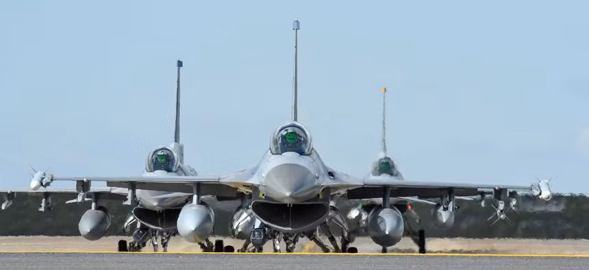 Ukraine muon F-16, My chua duyet goi ho tro 40 ty USD