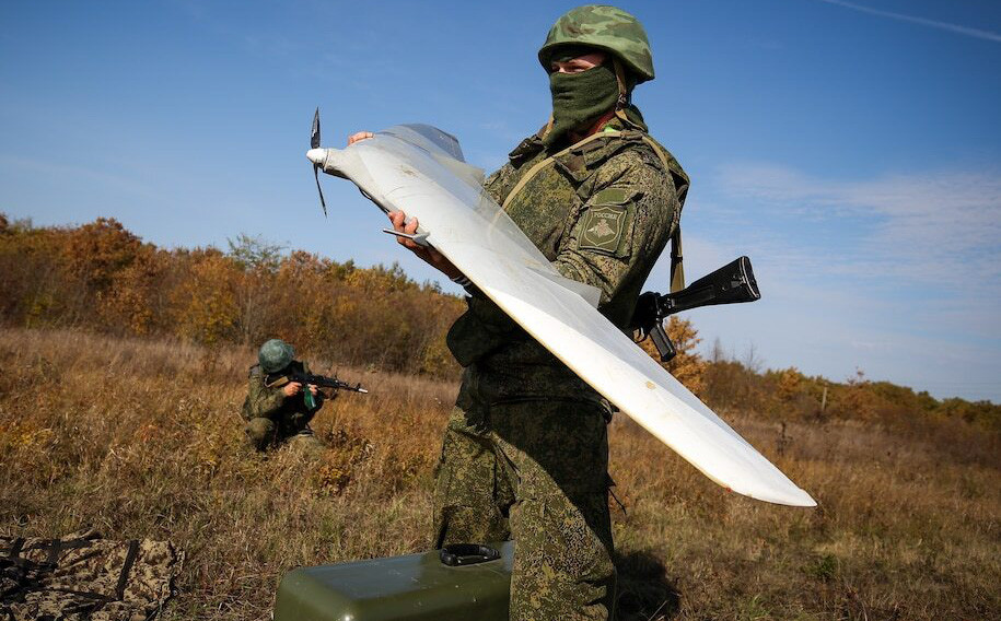 Ngoài ra, ở cấp độ chiến thuật, quân đội Nga dường như đã bộc lộ nhiều vấn đề, ví dụ như không quân Nga không cung cấp đủ hỏa lực để chế áp lực lượng mặt đất Ukraine, đặc biệt là các máy bay không người lái của Nga không có cảm giác tồn tại và gần như không xuất hiện.