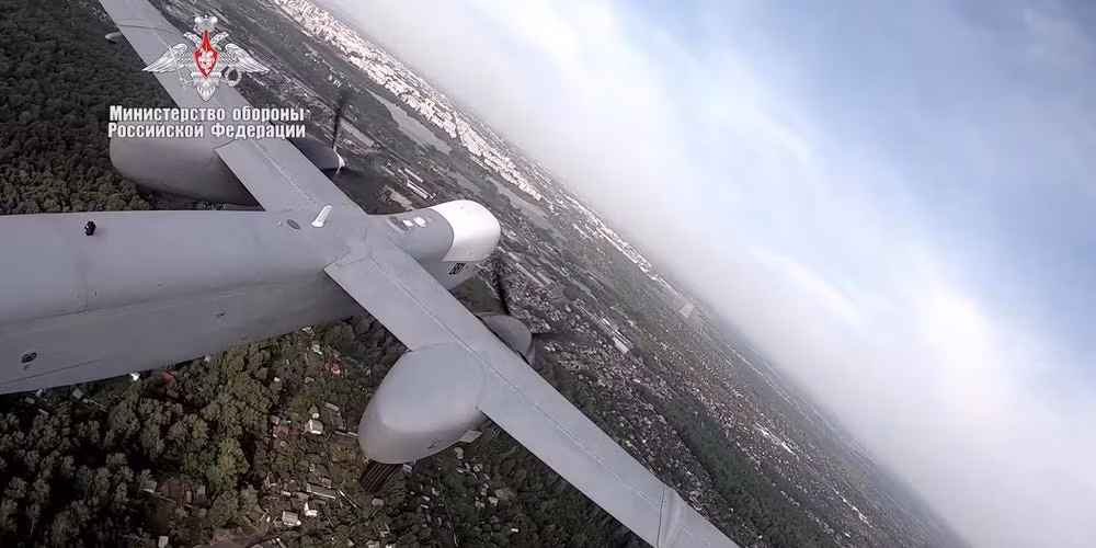 Và các nhà phân tích phương Tây đã đặt ra câu hỏi: Các máy bay không người lái của Nga đã đi đâu rồi? Khi mà một chiến dịch quân sự có hệ thống và quy mô lớn như vậy, lại không ghi nhận một cuộc tấn công hay trấn áp hỏa lực, cũng như không có sự hỗ trợ tình báo và giám sát chiến trường từ loại vũ khí này.