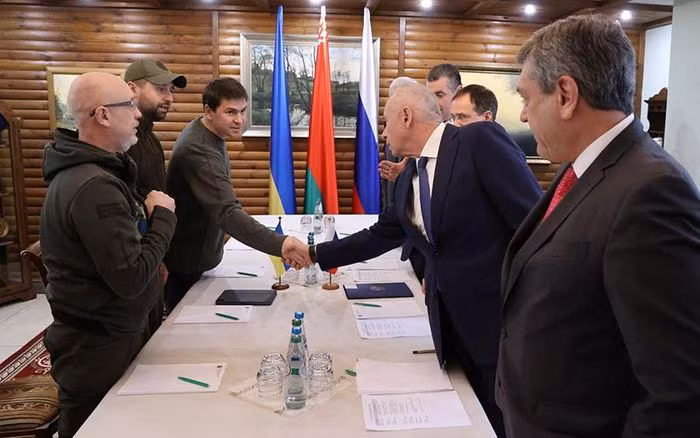 Quân đội Nga chưa kịp đè bẹp quân đội Ukraine, đã phải vội vàng dừng hoạt động quân sự để chuẩn bị đàm phán, điều này càng khiến người ta nghi ngờ rằng phía Nga có thể không có mục tiêu chiến lược chính xác và rõ ràng. Điều này trực tiếp dẫn đến việc quân đội Nga đã không hành động nhanh chóng như mọi người suy đoán.