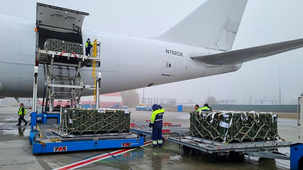 Chính phủ Bỉ cũng nhất trí hỗ trợ cho quân đội Ukraine 2.000 súng máy và 3.800 tấn nhiên liệu. Thủ tướng Anh Boris Jonhson cũng cho biết, nước này sẽ cung cấp thêm cho Ukraine các vũ khí sát thương, trước đó Anh cũng hỗ trợ vũ khí chống tăng, áo giáp chống đạn và mũ bảo hiểm cho quân đội Ukraine.