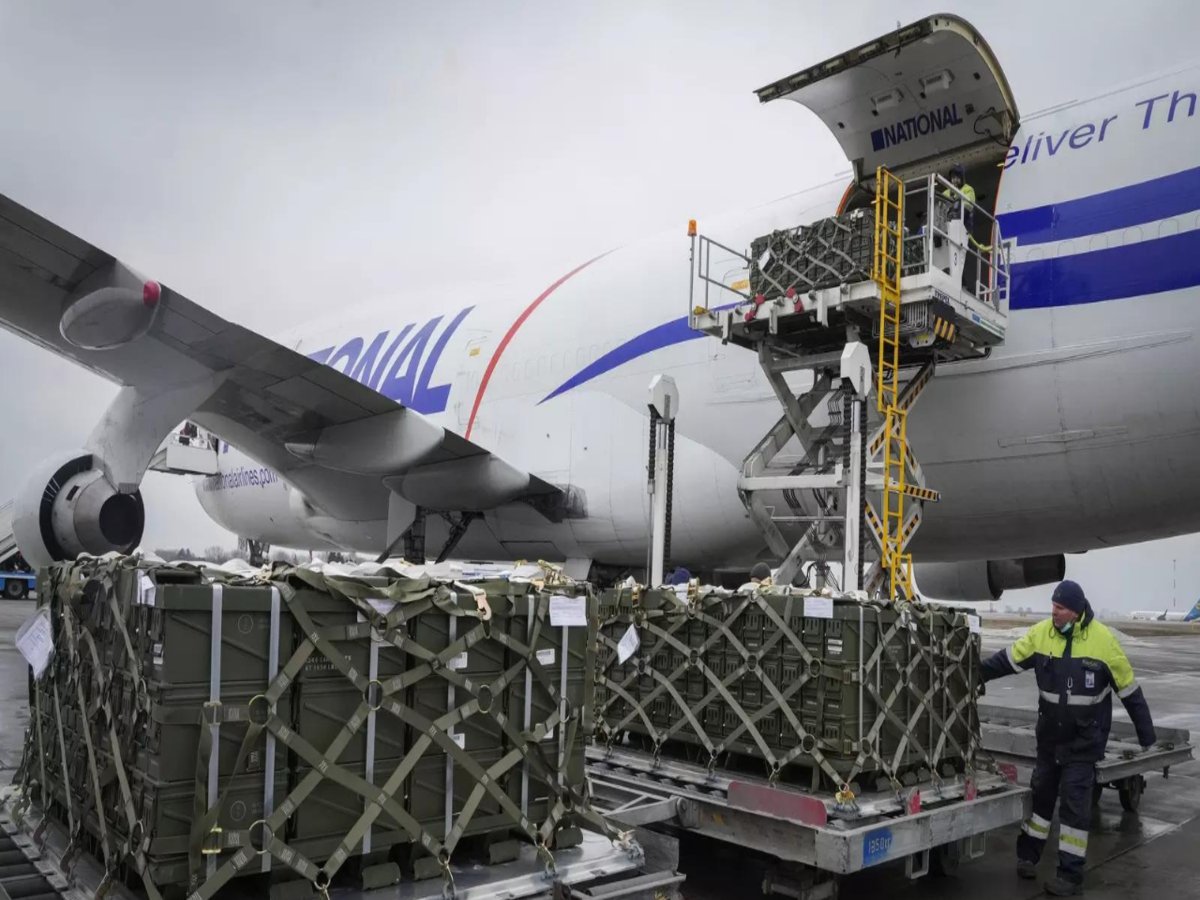 Pháp cũng đã cam kết hỗ trợ Ukraine, bằng việc cung cấp các thiết bị quân sự phòng thủ cho quân đội Kiev. Slovakia cũng tuyên bố sẽ hỗ trợ Ukraine lô hàng gồm 12.000 đạn pháo cỡ nòng 120mm, 10 triệu lít nhiên liệu diesel, 2,4 triệu lít nhiên liệu máy bay, trị giá lô hàng lên đến 12,39 triệu USD.