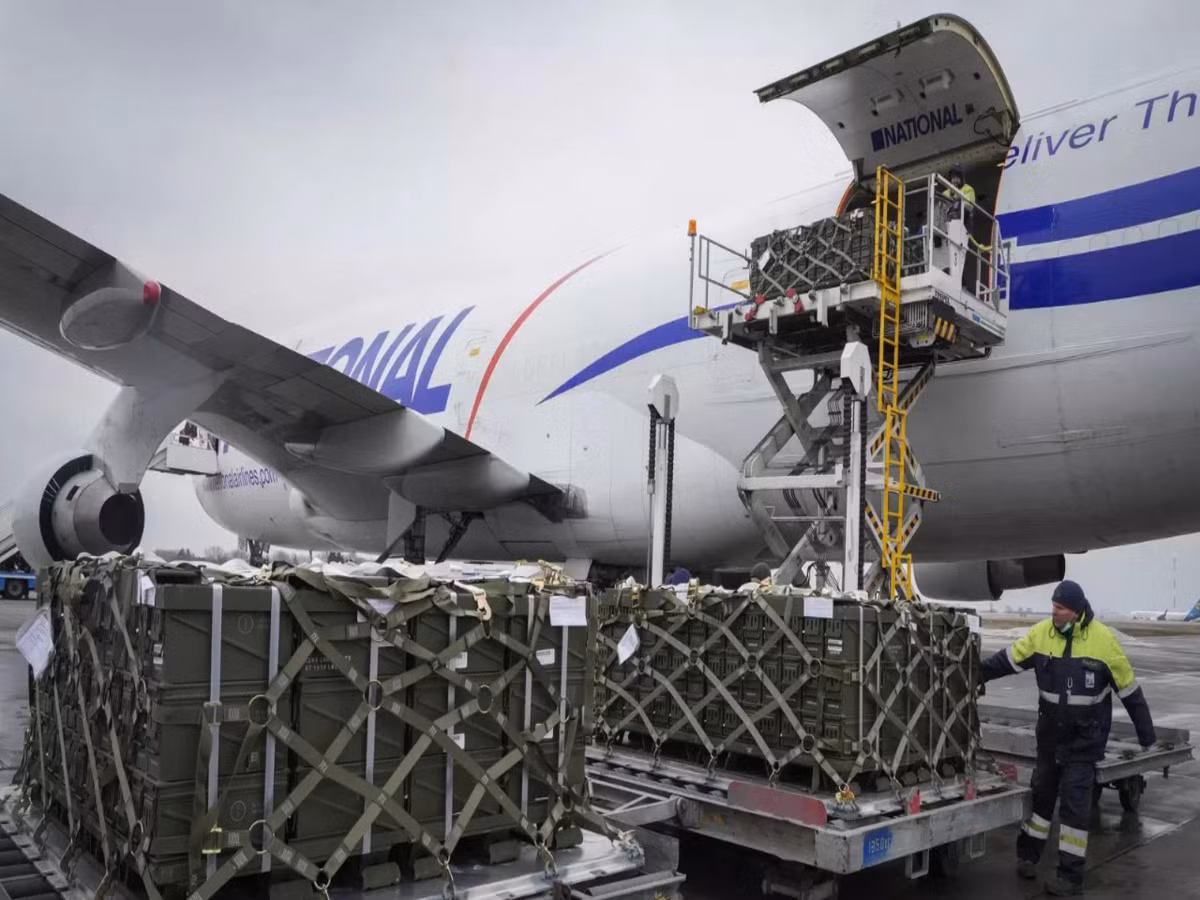 Pháp cũng đã cam kết hỗ trợ Ukraine, bằng việc cung cấp các thiết bị quân sự phòng thủ cho quân đội Kiev. Slovakia cũng tuyên bố sẽ hỗ trợ Ukraine lô hàng gồm 12.000 đạn pháo cỡ nòng 120mm, 10 triệu lít nhiên liệu diesel, 2,4 triệu lít nhiên liệu máy bay, trị giá lô hàng lên đến 12,39 triệu USD.