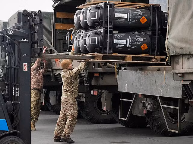 Trước đó, Tây Ban Nha đã điều động tàu khu trục nhỏ và máy bay chiến đấu đến Biển Đen. Hà Lan xác nhận sẽ cung cấp cho Ukraine 50 vũ khí chống tăng, 200 tên lửa phòng không Stinger, cùng với nhiều thiết bị quân sự khác như đạn dược, hệ thống radar, robot dò mìn trong thời gian ngắn nhất.