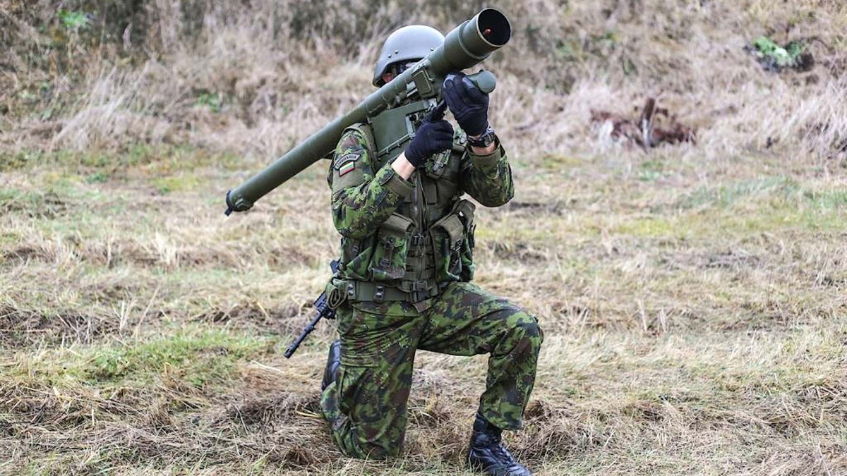 Warsaw cũng được cho là đã gửi tên lửa phòng không GROM di động, là vũ khí dẫn đường nhiệt cho phép máy bay bị bắn trúng cách xa tới 3 km. Những vũ khí này chủ yếu được sử dụng để chống lại xe tăng để làm chậm cuộc tấn công trên mặt đất của Nga.