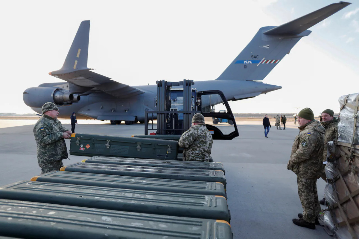 Thủ tướng Đức Olaf Scholz tuyên bố nước này sẽ cung cấp 1.000 vũ khí chống tăng và 500 tên lửa Stinger, đồng thời nước này cũng cam kết hỗ trợ 14 xe bọc théo và 10.000 tấn nhiên liệu. Đức cũng đã gửi 5.000 mũ bảo hiểm cho bộ binh đến Ukraine.