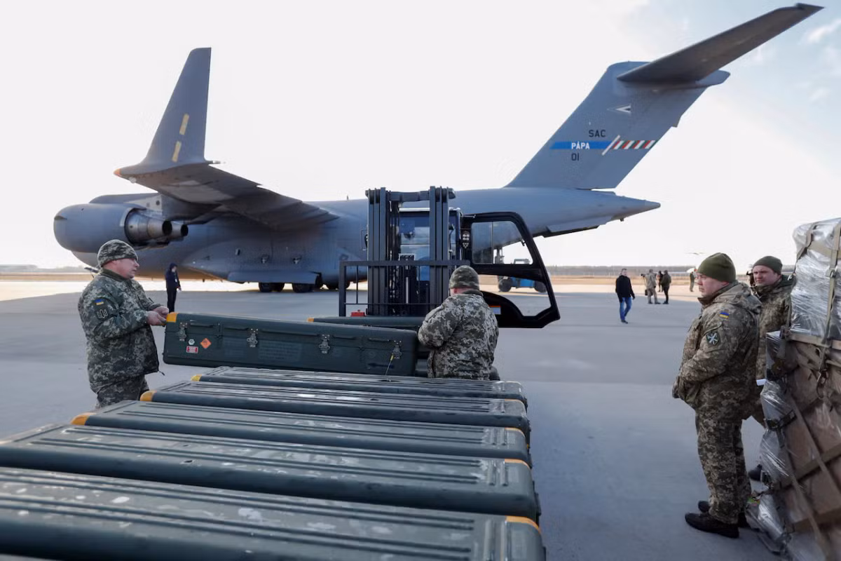 Thủ tướng Đức Olaf Scholz tuyên bố nước này sẽ cung cấp 1.000 vũ khí chống tăng và 500 tên lửa Stinger, đồng thời nước này cũng cam kết hỗ trợ 14 xe bọc théo và 10.000 tấn nhiên liệu. Đức cũng đã gửi 5.000 mũ bảo hiểm cho bộ binh đến Ukraine.