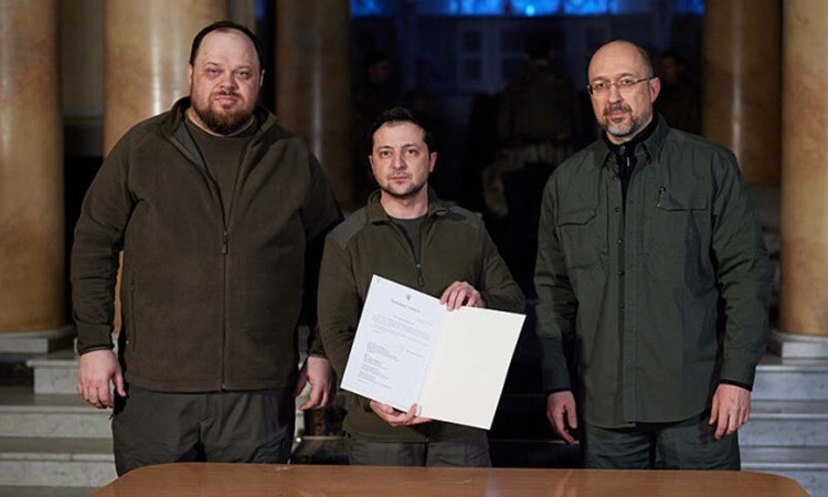 Cùng ngày, Tổng thống Ukraine Zelensky kêu gọi EU thông qua quyết định về tư cách thành viên của Ukraine càng sớm càng tốt. Ông cho biết EU không nên trì hoãn quyết định về việc có chấp nhận Ukraine hay không và Ukraine nên trở thành thành viên của liên minh này.