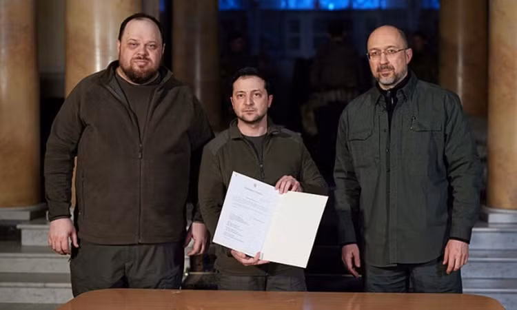 Cùng ngày, Tổng thống Ukraine Zelensky kêu gọi EU thông qua quyết định về tư cách thành viên của Ukraine càng sớm càng tốt. Ông cho biết EU không nên trì hoãn quyết định về việc có chấp nhận Ukraine hay không và Ukraine nên trở thành thành viên của liên minh này.