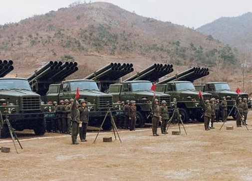 KN-09 sử dụng loại đạn 300mm được phóng từ các bệ phóng 6x6, mỗi bệ mang 12 quả rocket. KN-09 đã tạo ra một cuộc cách mạng về khả năng bắn tên lửa của Triều Tiên, vượt trội so với hệ thống M1985/M1991 thời Chiến tranh Lạnh có tầm bắn chỉ bằng 1/3 và gặp bất lợi trước các vũ khí tương tự của Mỹ và Hàn Quốc.