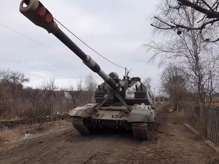 Ngoài ra, xe tăng T-72 và pháo tự hành Msta-S hiện cũng được biên chế trong lực lượng vũ trang Ukraine. Tất cả những vũ khí này đều được thừa hưởng từ sự phân chia tài sản thừa kế sau khi Liên Xô sụp đổ vào những năm 90.
