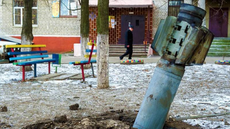 Đầu tiên là hình ảnh quân đội Nga sử dụng bom chùm chống lại các thành phố. Tuy nhiên giới quân sự Nga cho hay, có tới hàng trăm loại đạn chùm như vậy trong khu vực dân cư ở DPR và LPR.