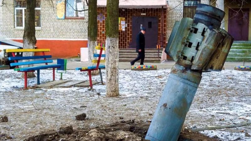 Đầu tiên là hình ảnh quân đội Nga sử dụng bom chùm chống lại các thành phố. Tuy nhiên giới quân sự Nga cho hay, có tới hàng trăm loại đạn chùm như vậy trong khu vực dân cư ở DPR và LPR.