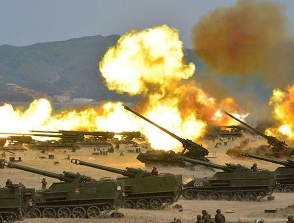 Triều Tiên kể từ năm 2019 đã trình diễn một loạt tên lửa tầm ngắn siêu thanh như KN-23, những tên lửa này sẽ là bệ phóng cực mạnh cho các cuộc tấn công hạt nhân chiến thuật. Pháo binh Bắc Triều Tiên với các loại pháo phản lực cũng có thể mang đầu đạn hạt nhân đủ sức để tấn công các căn cứ của Mỹ và Hàn Quốc trên phần lớn Bán đảo Triều Tiên.