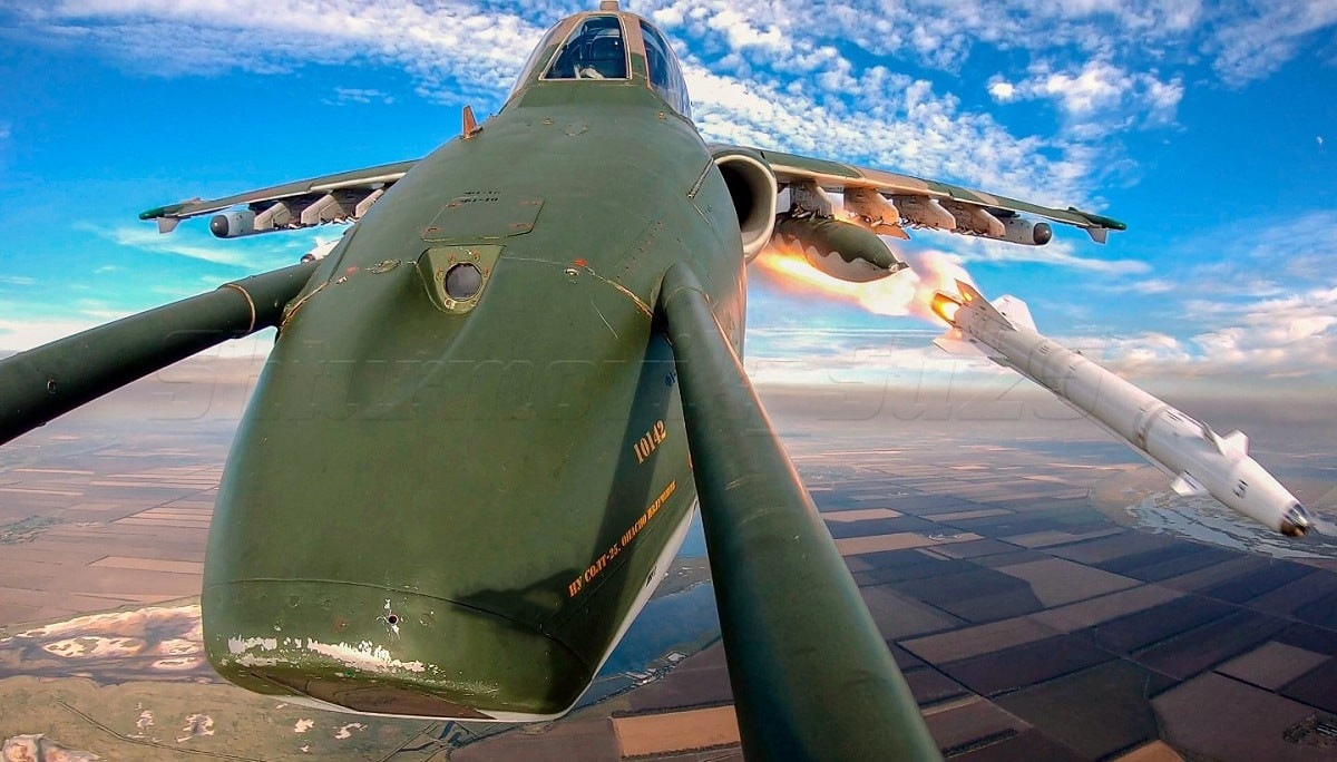 Dưới mũi máy bay có một thiết bị chỉ định laser được bao bọc bằng thủy tinh. Các máy bay Su-25 cũng từng sử dụng tên lửa dẫn đường bằng laser Kh-25ML và Kh-29 ở Afghanistan để đánh phá các hang động kiên cố của Mujahideen.