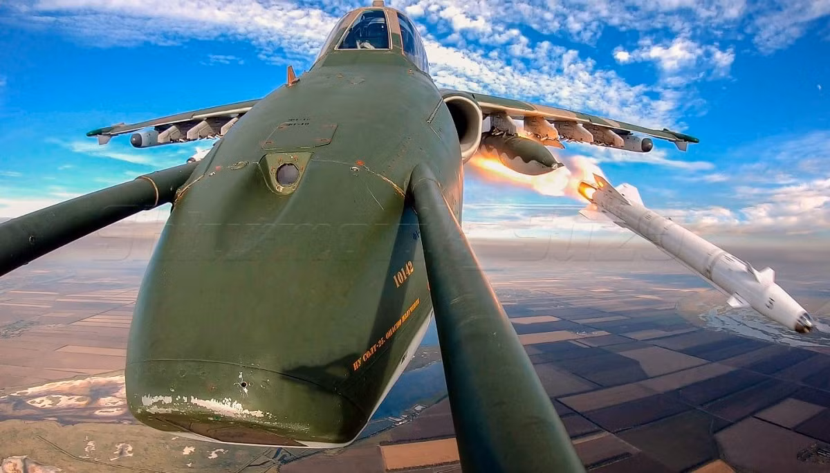 Dưới mũi máy bay có một thiết bị chỉ định laser được bao bọc bằng thủy tinh. Các máy bay Su-25 cũng từng sử dụng tên lửa dẫn đường bằng laser Kh-25ML và Kh-29 ở Afghanistan để đánh phá các hang động kiên cố của Mujahideen.