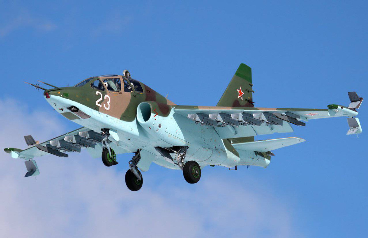 Khi Liên Xô tan rã, Su-25 được chuyển giao cho không quân của tất cả các quốc gia kế thừa của Liên Xô, trong đó Nga là quốc gia duy nhất tiếp tục nâng Su-25. Su-25 còn có một biến thể xuất khẩu là Su-25K và nhiều loại máy bay huấn luyện hai chỗ ngồi với mái che gù lưng, bao gồm cả Su-25UBM có khả năng chiến đấu.
