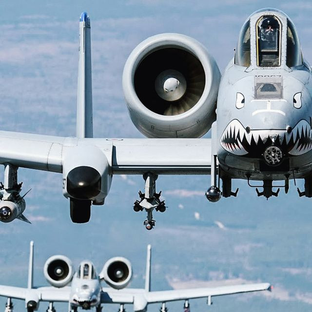 Động cơ của A-10 nhìn thấy rõ ràng hơn, dễ trở thành mục tiêu của hỏa lực mặt đất, động cơ của Su-25 là động cơ đa nhiên liệu, trong khi động cơ A-10 chỉ bay bằng dầu phản lực.