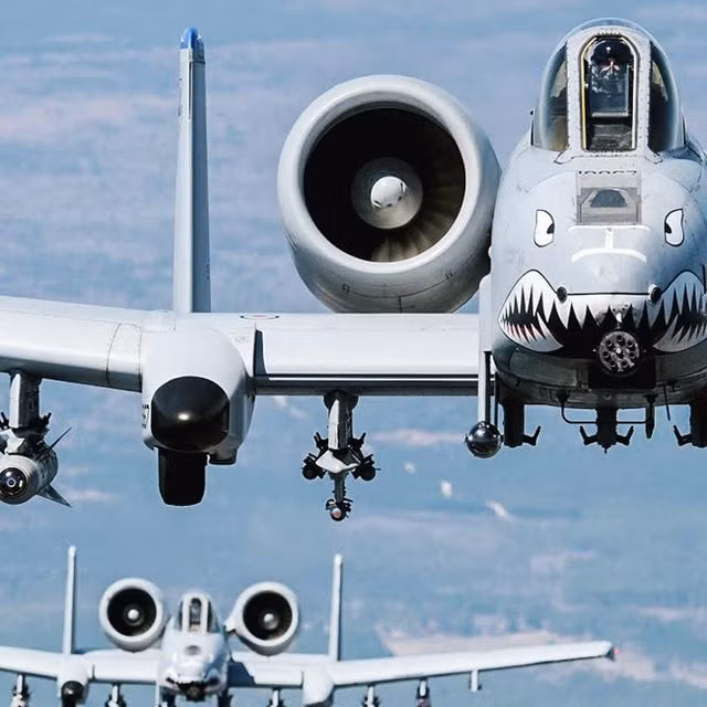 Động cơ của A-10 nhìn thấy rõ ràng hơn, dễ trở thành mục tiêu của hỏa lực mặt đất, động cơ của Su-25 là động cơ đa nhiên liệu, trong khi động cơ A-10 chỉ bay bằng dầu phản lực.