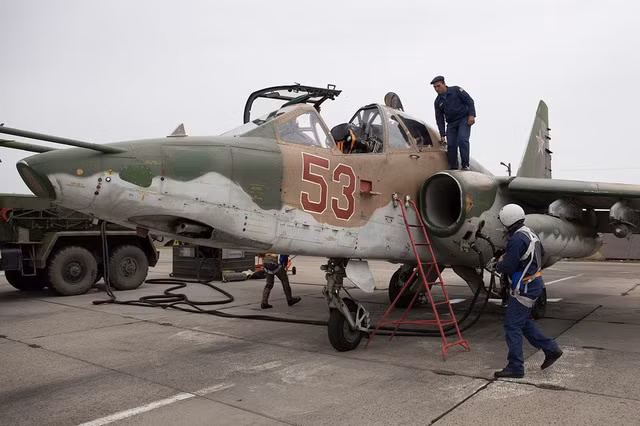 Về thiết kế, Su-25 nhỏ và gọn gàng hơn A-10, trọng lượng cất cánh lần lượt là 19,3 tấn và 22,7 tấn. Được đánh giá là có khả năng bảo vệ buồng lái tốt hơn, Su-25 có độ dày giáp buồng lái từ 10 đến 25mm, còn A-10 buồng lái được bảo vệ bởi lớp giáp titan nặng hơn 0,5 tấn, dày gần 4cm.