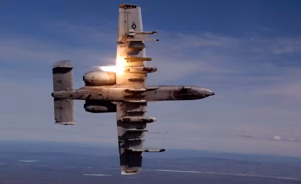 A-10 cũng có 11 điểm cứng vũ khí với tổng trọng tải 7,2 tấn, có lợi thế hơn Su-25. A-10 cũng có thể mang bom thông thường, bom chùm, tên lửa không đối đất AGM-65 Maverick và AIM-9 Sidewinders được trang bị cho bệ phóng LAU-105 ở các giá treo ngoài cùng.