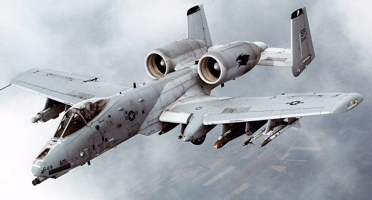 Máy bay A-10 Thunderbolt II của Mỹ ra đời sau khi quân đội Mỹ rút kinh nghiệm từ chiến trường Việt Nam. Bắt đầu từ năm 1972, quân đội Mỹ nhận thấy sự cần thiết của loại máy bay chuyên dụng cho mục đích tấn công mặt đất.