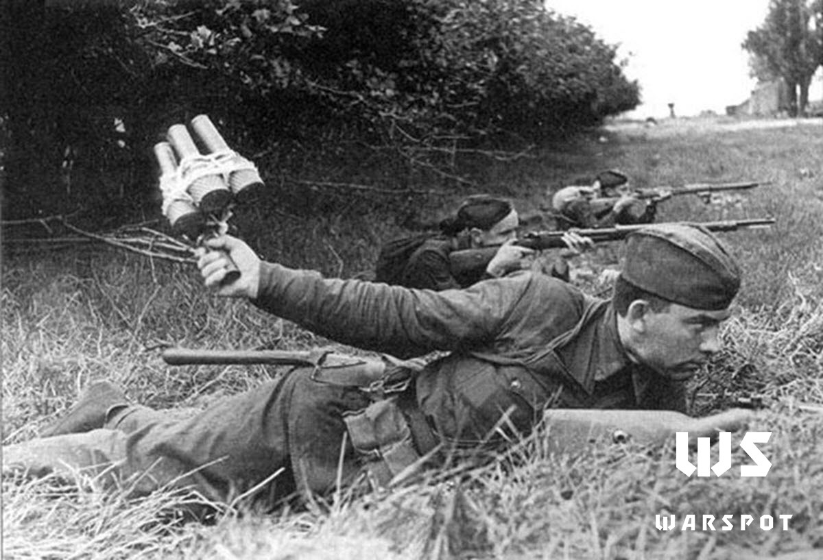 Đến Chiến tranh Thế giới thứ hai, hầu hết lính bộ binh đều sử dụng thành thạo lựu đạn, nhưng các binh sĩ chuyên trách vẫn được đào tạo cho nhiệm vụ chiến thuật: chuẩn bị và cung cấp các bó lựu đạn chống lại xe tăng và lô cốt đặt súng máy.