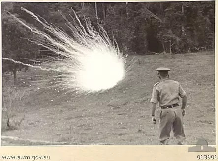 Ngoài ra còn có lựu đạn khói nổ, sử dụng phốt pho trắng rất dễ cháy và độc với sức nổ lan rộng hơn khói. Những thứ này được sử dụng để sát thương và chiếu sáng các vị trí của đối phương.