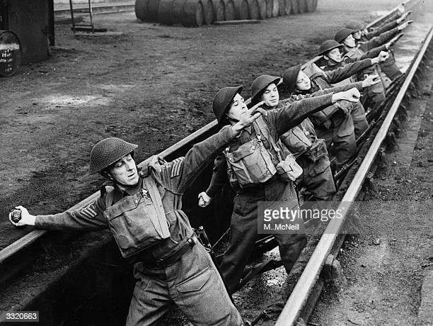 Về mặt chiến thuật, lựu đạn đã xuất hiện trong Thế chiến thứ nhất, khi việc ném lựu đạn vào chiến hào của kẻ thù có thể gây ra nhiều thương vong hơn so với việc bắn ngẫu nhiên từ chiến hào này sang chiến hào khác.