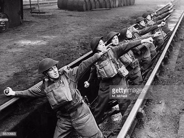 Về mặt chiến thuật, lựu đạn đã xuất hiện trong Thế chiến thứ nhất, khi việc ném lựu đạn vào chiến hào của kẻ thù có thể gây ra nhiều thương vong hơn so với việc bắn ngẫu nhiên từ chiến hào này sang chiến hào khác.