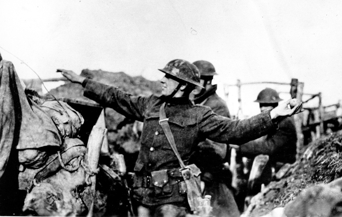 Lựu đạn hiện đại ra đời từ Thế chiến thứ nhất, với khoảng 50 thiết kế mới được phát triển cho hai kiểu kích hỏa cơ bản: kích hỏa bằng kíp nổ thời gian và kích hỏa bằng kíp nổ va chạm nguy hiểm hơn. Vì những lý do rõ ràng, lựu đạn lắp kíp nổ thời gian được ưa thích hơn so với kíp nổ va chạm.