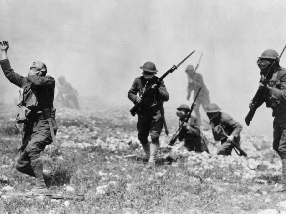 Ý tưởng sử dụng khí độc trong lựu đạn bắt nguồn từ người Pháp, những người đầu tiên sử dụng hơi cay (một hợp chất gốc clo gây bỏng mắt và cổ họng) chống lại người Đức vào năm 1914.