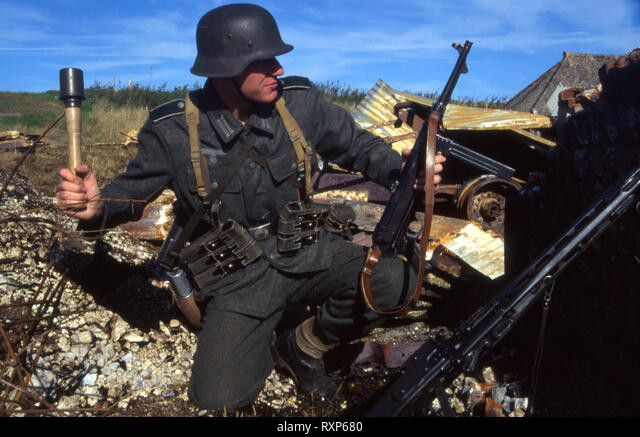 Tiếp theo là loại lựu đạn tấn công được dùng để phá hủy, sát thương mục tiêu, do đó nó được chế tạo chứa nhiều chất nổ hơn. “Thợ nghiền khoai tây” Model 24 của Đức chứa thuốc nổ mạnh là một ví dụ của lựu đạn tấn công.