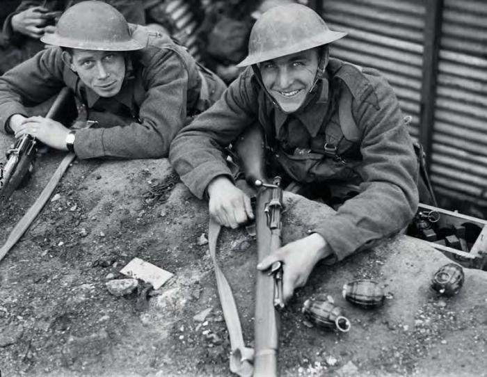 Thiết kế lựu đạn không chỉ giới hạn trong cơ chế đánh lửa mà nó cũng phụ thuộc vào yêu cầu sử dụng trong chiến đấu. Loại lựu đạn phòng thủ phổ biến nhất là lựu đạn phân mảnh, được dùng để tung các mảnh đạn ra xa khoảng 45m, tiêu biểu là lựu đạn Mills và các thiết kế hình quả dứa khác thuộc loại này.