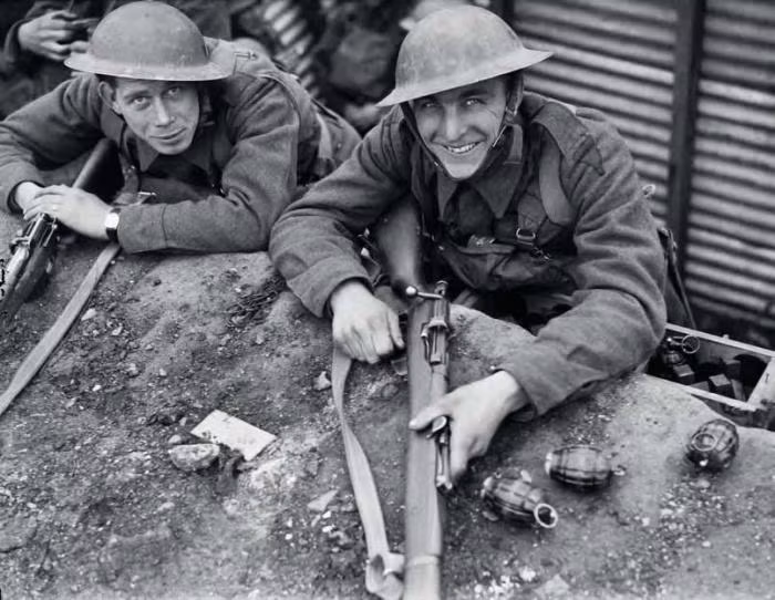 Thiết kế lựu đạn không chỉ giới hạn trong cơ chế đánh lửa mà nó cũng phụ thuộc vào yêu cầu sử dụng trong chiến đấu. Loại lựu đạn phòng thủ phổ biến nhất là lựu đạn phân mảnh, được dùng để tung các mảnh đạn ra xa khoảng 45m, tiêu biểu là lựu đạn Mills và các thiết kế hình quả dứa khác thuộc loại này.