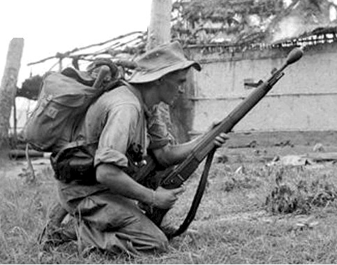 Ý tưởng sử dụng súng trường để phóng lựu đạn lần đầu tiên được phát triển trong Thế chiến I và được sử dụng trộng rãi trong Thế chiến II. Muốn phóng một quả lựu đạn dứa thông thường, người dùng phải kéo chốt lựu đạn trước khi lắp vào cơ cấu phóng và gắn vào súng trường để phóng.