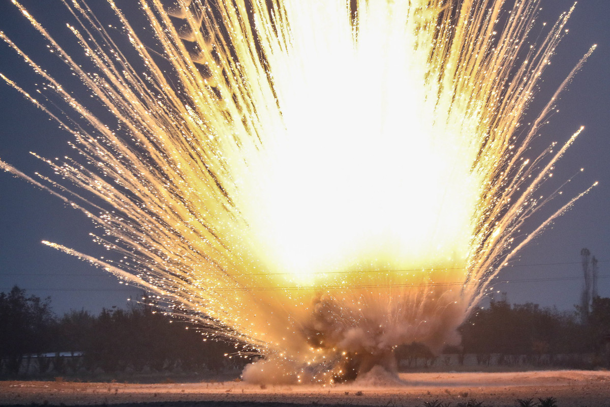 Cùng với đó là những quả lựu đạn gây cháy có chứa chất phản ứng nhiệt, kim loại nhôm và oxit sắt; chúng được sử dụng để phá hủy các kho vũ khí, pháo và phương tiện. Không cần oxy, một số lựu đạn cũng được sử dụng để phá hủy các vật thể dưới nước. Giống như các loại lựu đạn khác, lựu đạn cháy cũng có thể phóng bằng súng trường.