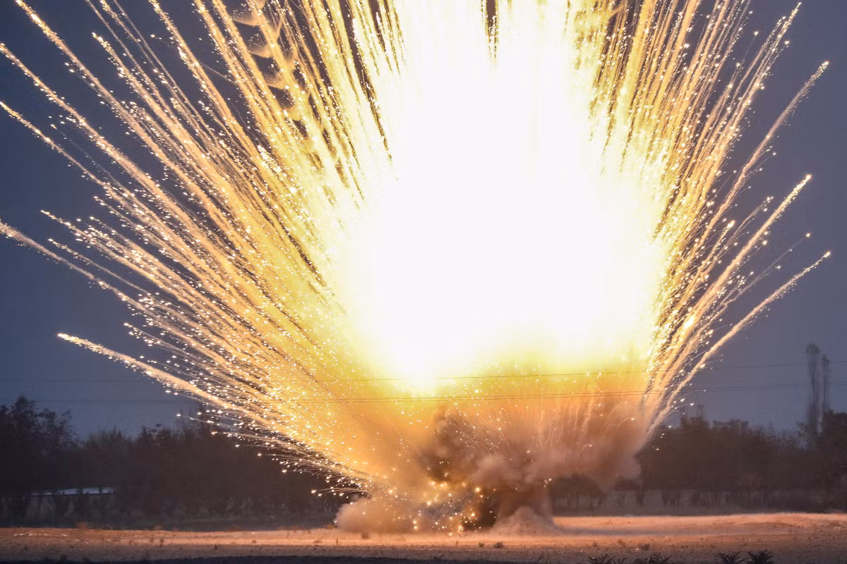 Cùng với đó là những quả lựu đạn gây cháy có chứa chất phản ứng nhiệt, kim loại nhôm và oxit sắt; chúng được sử dụng để phá hủy các kho vũ khí, pháo và phương tiện. Không cần oxy, một số lựu đạn cũng được sử dụng để phá hủy các vật thể dưới nước. Giống như các loại lựu đạn khác, lựu đạn cháy cũng có thể phóng bằng súng trường.