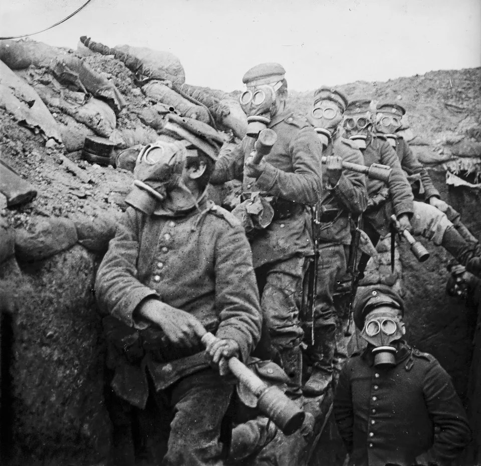 Người Đức đã phát triển lựu đạn được nạp nhiều khí độc khác nhau ở dạng lỏng. Lựu đạn hình trứng nhỏ thường được sử dụng cho việc này vì hình dáng khí động học của nó cho phép ném xa hơn. Phe đồng minh đã nhanh chóng đuổi kịp Đức bằng các loại lựu đạn hơi độc của họ.