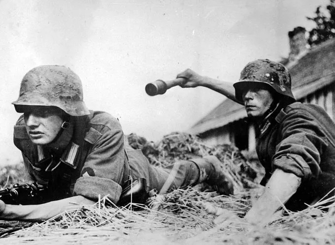 Lựu đạn chày Model 24 của Đức xuất hiện vào năm 1915 và được hoàn thiện vào năm 1917. Lựu đạn này còn có biệt danh nổi tiếng là “thợ nghiền khoai tây”, Model 24 sử dụng kíp nổ thời gian được kích hoạt bằng bộ đánh lửa ma sát.