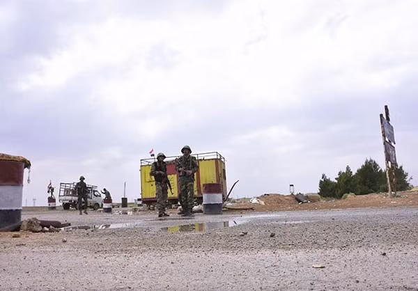 Các binh sĩ Syria canh gác tại một địa điểm ở Aleppo. Ảnh: FNA.