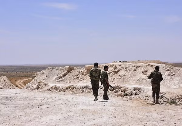 Nguồn tin cho hay, hàng chục chiến binh IS đã bỏ mạng trong cuộc tấn công của quân đội Syria gần thị trấn chiến lược Maskanah. Ảnh: FNA.