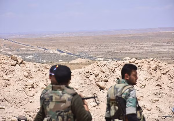 “Lực lượng chính phủ Damascus đã mở cuộc tấn công quy mô lớn vào căn cứ của tổ chức khủng bố IS và đánh bật chúng ra khỏi các ngôi làng Mawaleh Saqir, Mawaleh Kabir, Mastriheh, Batoushiyeh, Ramazaniyeh, Ta'aousat, Khirbet al-Zib, Kirbet Hasoun, Shiheh, al-Abas và Wadi al-Mawaleh”, nguồn tin cho hay. Ảnh: FNA.