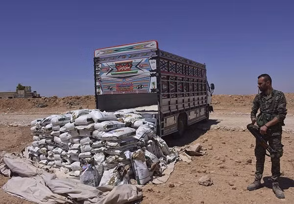 Binh sĩ Syria đã giao tranh ác liệt với phiến quân IS và đánh bật chúng ra khỏi các ngôi làng al-Maknanah al-Zera'iyeh, al-Karama, Jubb al-Nineh, Abu Souseh, Ta'aous, Tal al-Abd, Al-Eis Sharqi, al-Eish qarbi và Um Thowrah. Ảnh: FNA.