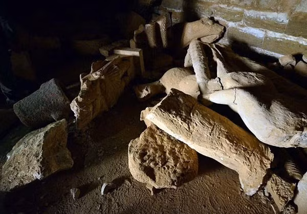 Một số cổ vật đã bị phá hủy. Ảnh: FNA.